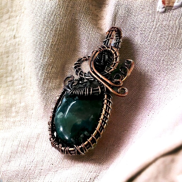 MOSS PREHNITE WIRE WRAPPED PENDANT - Picture 1 of 2